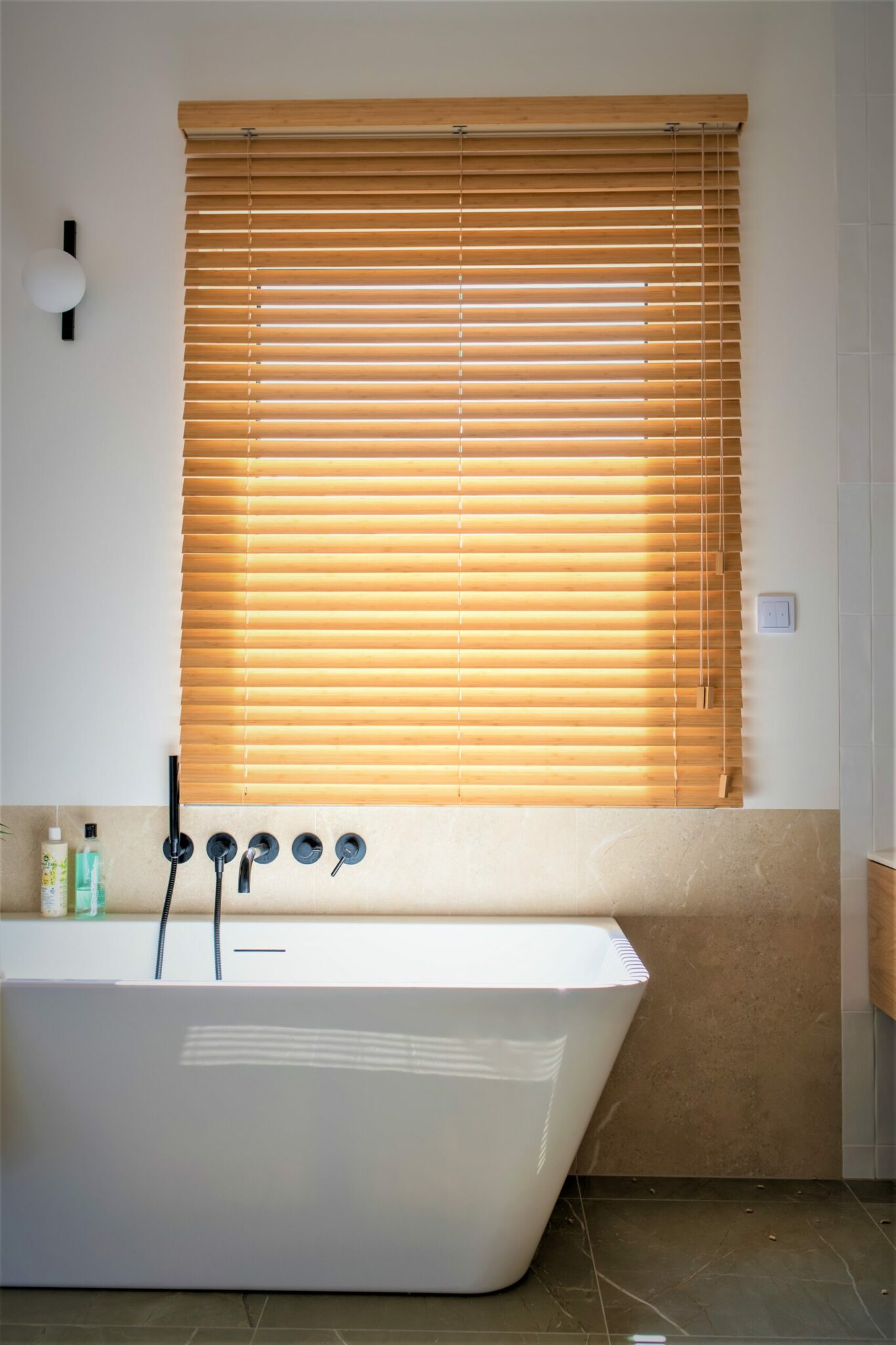 żaluzja drewniana do łazienki
