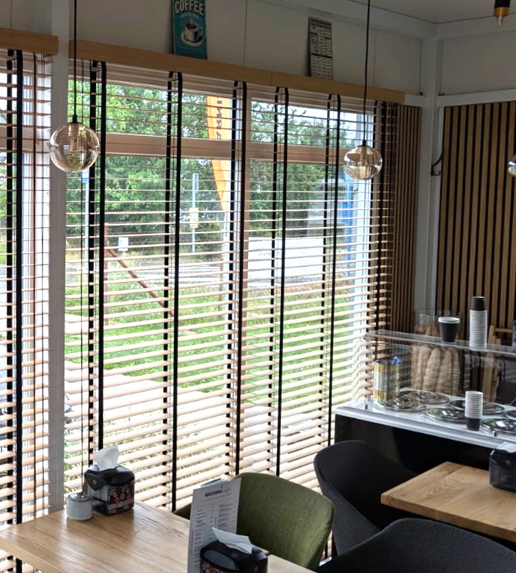 żaluzje do kawiarni