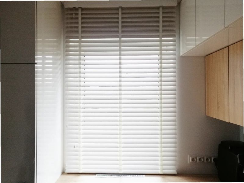 Żaluzje drewniane białe – modny wybór na lata
