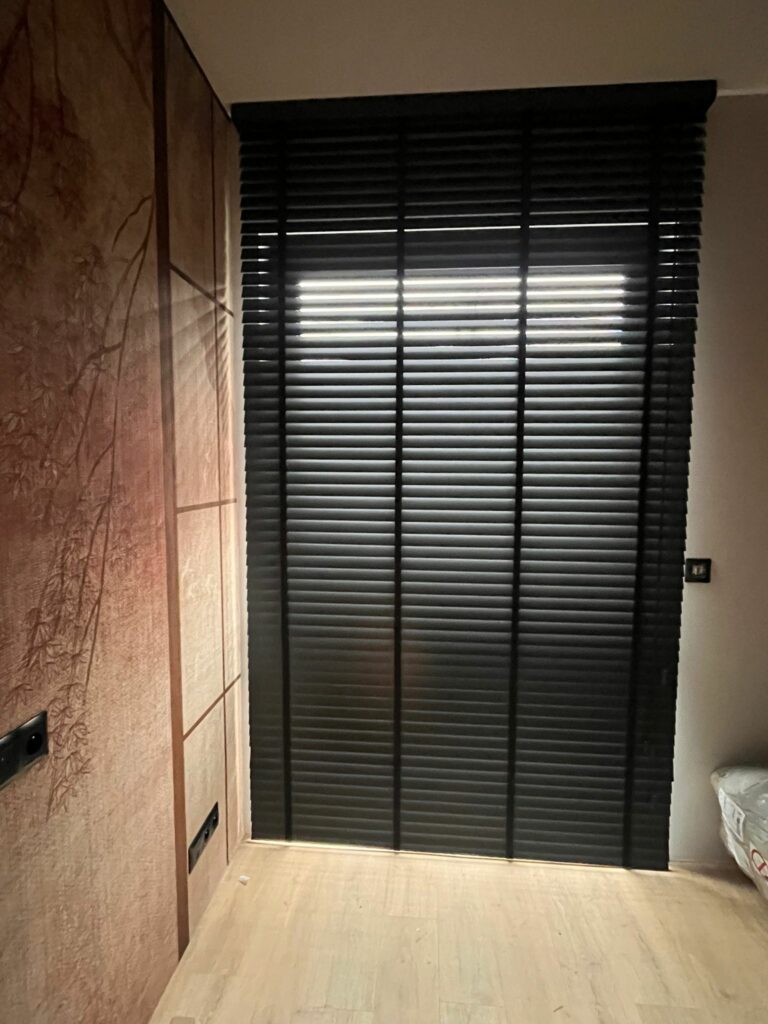 żaluzja czarna drewniana