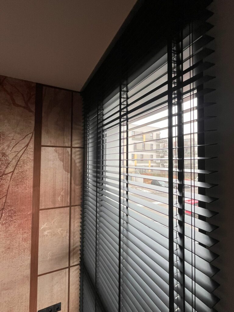 żaluzja drewniana czarna