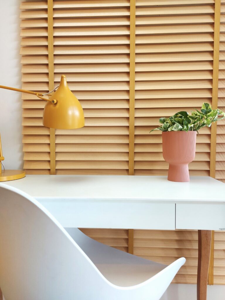 żaluzja drewniana w kolorze miodowym