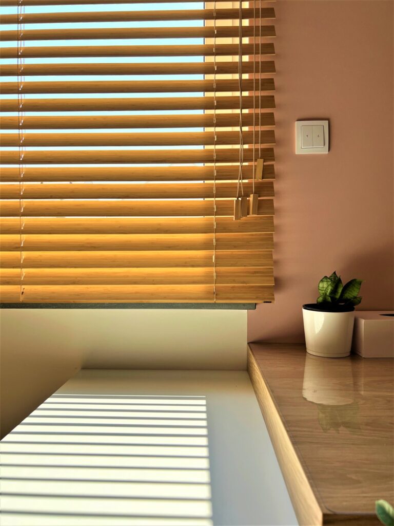 żaluzja drewniana w kolorze miodowym